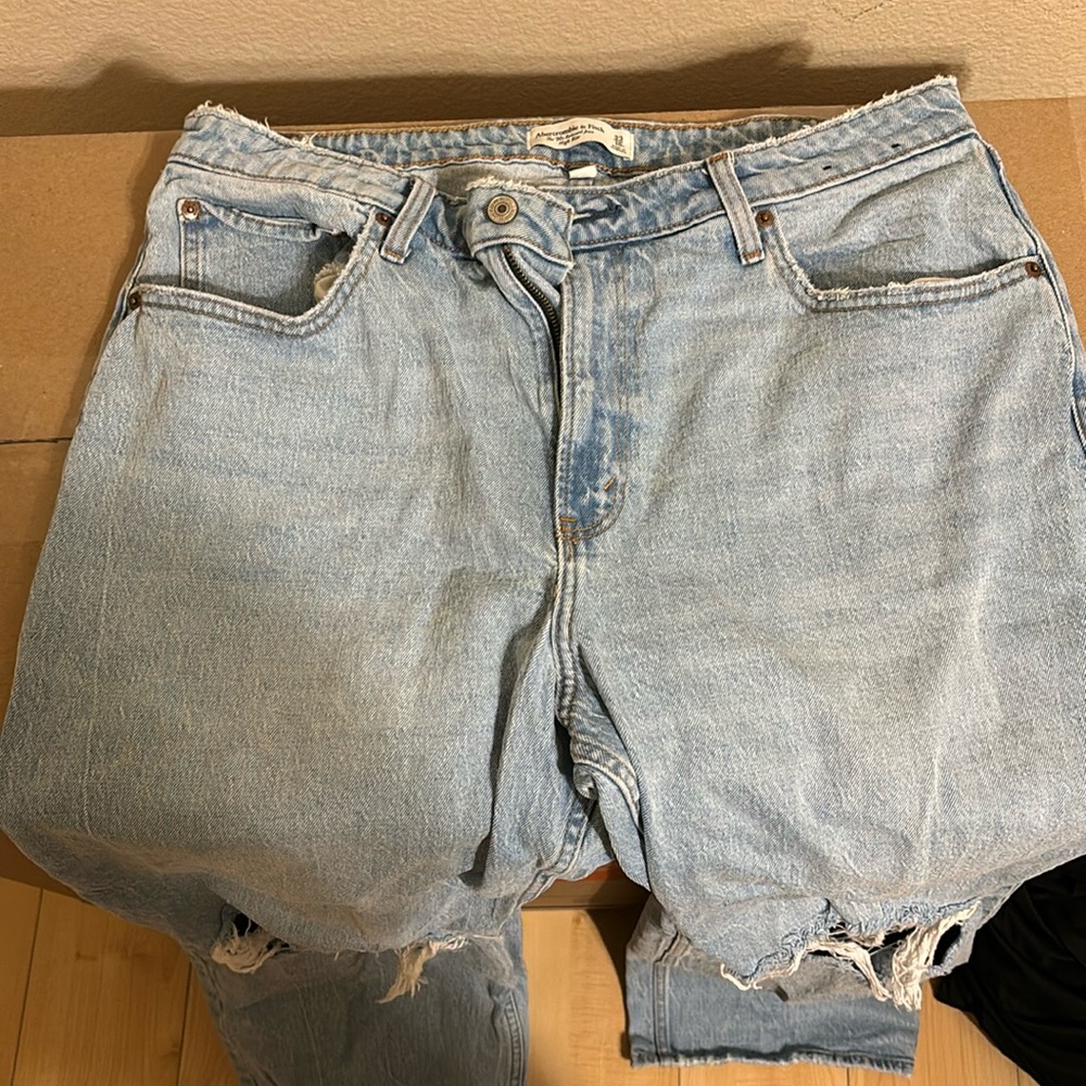Abercrombie & Fitch Ripped jeans